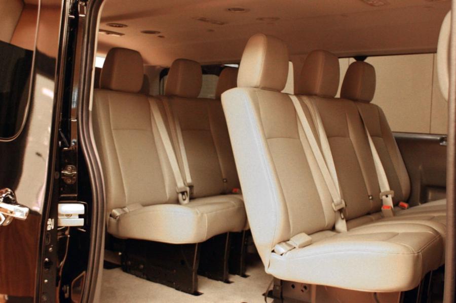  Nissan NV3500 Passenger Van 2012 года  (фото 13 из 15)